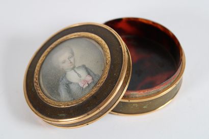 null Circular tortoiseshell box, the lid centered with a circular miniature
depicting...
