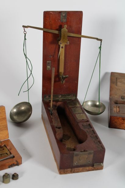 null Lot including: 
- Portable TREBUCHET with weights and flails. In its 
case....