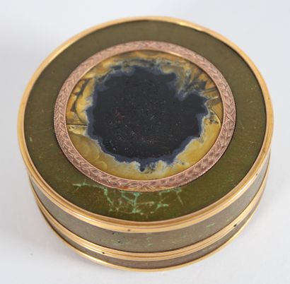 null Circular tortoiseshell box, the lid centered with a circular miniature
depicting...