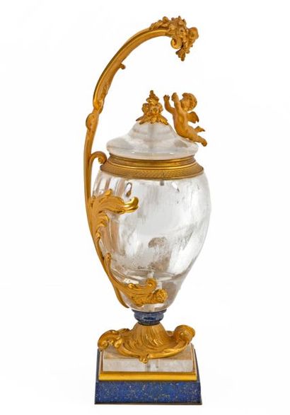  Vase à une anse et son couvercle d'inspiration Louis XV en cristal de roche taillé,...