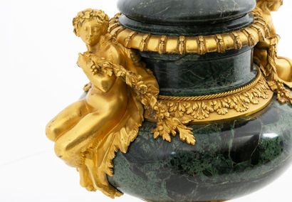  Vase et son couvercle de style Louis XVI en marbre vert de Tinos à la riche monture...