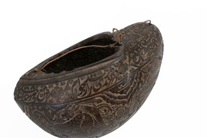  Iran, vers 1850 Bol de dervish « kashkkul » en coco fesse sculptée, à riche décor...