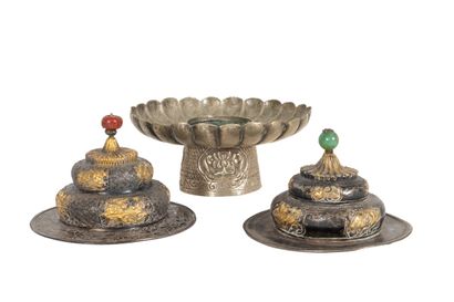  Tibet, XIXe siècle Lot de quatre couvercles et cinq bougeoirs en métal (probablement...