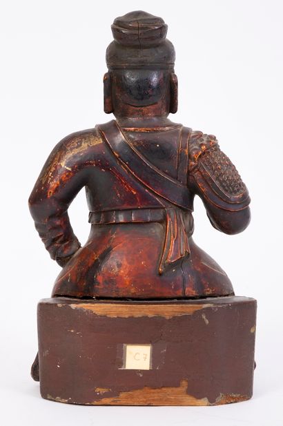  Chine, XVIIIe siècle Statue en bois sculpté, laqué et doré représentant Guandi assis....