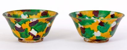  Chine, époque Kangxi (1662-1722) Paire de bols en porcelaine en émaux Sancai , marqués....