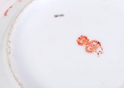  Grande jatte et son bassin en porcelaine à fond rose à décor polychrome de rinceaux...