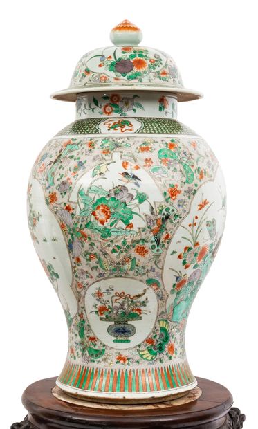  Chine, XIXe siècle Importante potiche couverte en porcelaine à décor en émaux de...