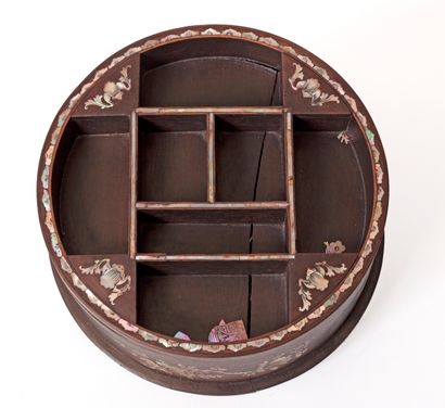 Indochine, XIXe siècle Boite à jeux à deux compartiments en bois naturel incrusté...