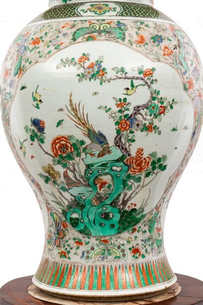  Chine, XIXe siècle Importante potiche couverte en porcelaine à décor en émaux de...