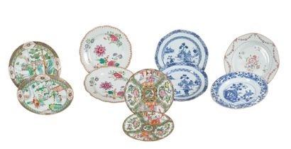 Chine, période Qing (1644-1912) Lot comprenant : - une paire d’assiettes en porcelaine...