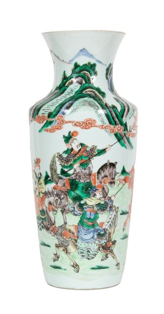  Chine, fin XIXe siècle Vase balustre en porcelaine à décor en émaux de la famille...