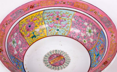  Grande jatte et son bassin en porcelaine à fond rose à décor polychrome de rinceaux...