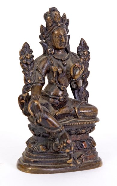  Chine, XVIIIe siècle Petite statue en bronze à patine foncée représentant une Tara...