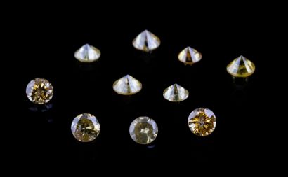 Lot de dix diamants rond jaunes vifs (fancy...
