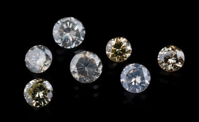  Lot de sept diamants ronds brillants de diverses couleurs pour un total de 1,52...