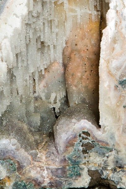 REMARQUABLE GEODE CATHEDRALE entièrement recouverte en son coeur de stalactites...