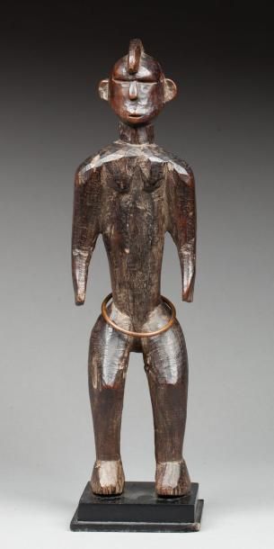  Statuette anthropomorphe présentant un personnage féminin debout dans une posture...