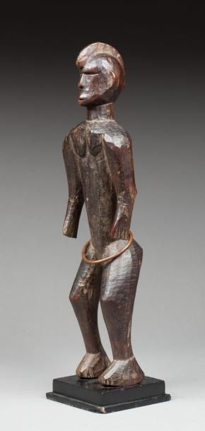  Statuette anthropomorphe présentant un personnage féminin debout dans une posture...