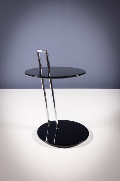 A PAIR OF EILEEN GRAY BLACK ROUND SIDE TABLES by Eileen Gray A PAIR OF EILEEN GRAY... Gazette Drouot