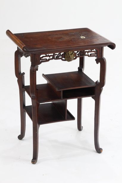  Suiveur de Gabriel VIARDOT (1830 - 1906)
Table de salon en bois teinté à plateau... Gazette Drouot