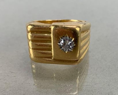 null Chevalière en or jaune agrémentée d'un diamant de 0,15 ct environ. PB: 17,54...