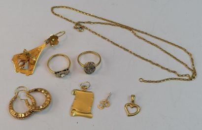 null Lot en or comprenant boucles d'oreilles, pendentifs, bagues, collier. 20,31...