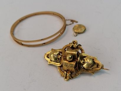 null Lot en or jaune comprenant bracelet, pendentif et broche. 13,94 grs