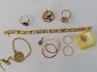 null Lot de bijoux en or jaune comprenant chaîne, créole, médaillon. PB: 30 grs