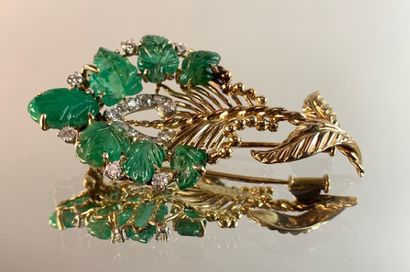 Leaf-shaped brooch in yellow gold and platinum,...