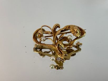 Art Nouveau yellow gold brooch decorated...