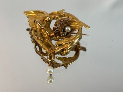 null Yellow gold brooch stylizing a dragon and decorated with small pearls. PB: 3,58...