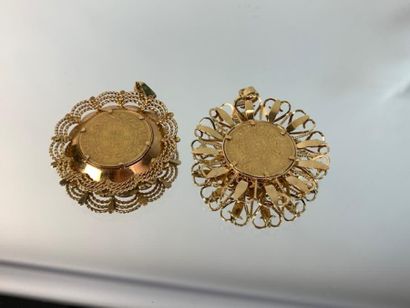 null 2 yellow gold pendants decorated with 20F gold Napoleon III coins. 25,11 gr...