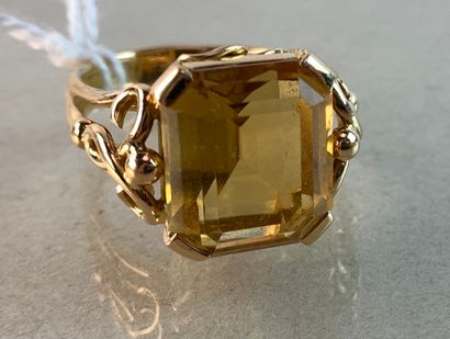 Yellow gold ring decorated with a citrine....
