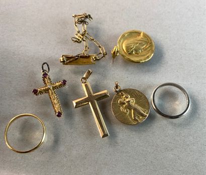 Lot of gold jewelry including 2 rings, crosses,...