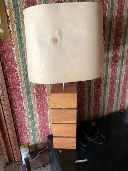 null Paire de lampes de section carrée en bois et résine, style moderne.H: 89 cm