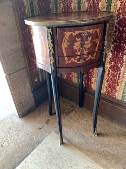 null Petite table volante en marqueterie, travail Italien, style Louis XVI.H: 70...