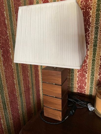 null Paire de lampes de section carrée en bois et résine, style moderne.H: 89 cm