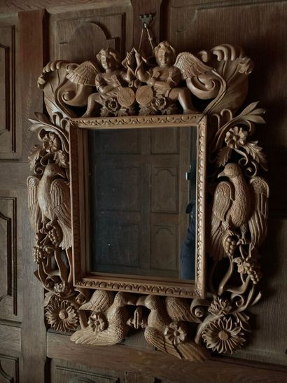 null Miroir décoratif en bois sculpté à décor de rinceaux, d'enfants musiciens, colombes...
