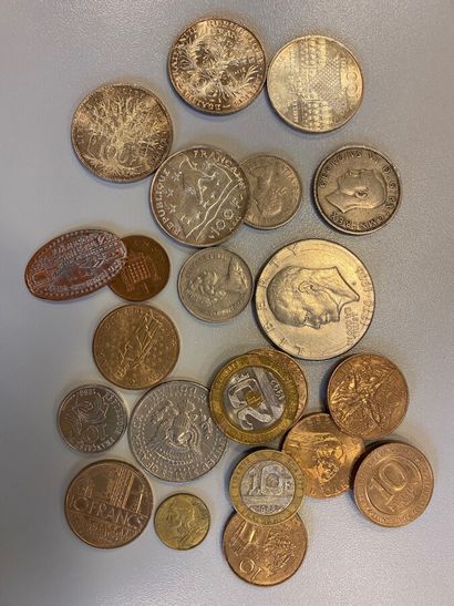 null Lot de pièces de 10F, pièces étrangères et 4 pièces de 100F en argent