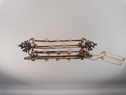 null Broche en or jaune Napoléon III agrémentée de 10 perles et petites roses taillées....