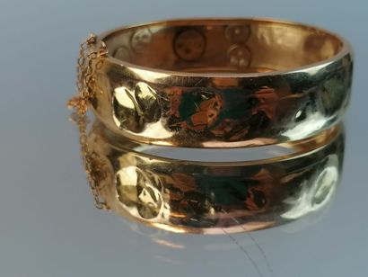 null Bracelet rigide en or jaune à décor de feuillage et petites demi perles de nacre....