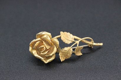 null Broche en or jaune stylisant une rose. 12,07 grs