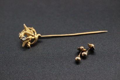 null Set of a tie pin in yellow gold and a pair of earrings in yellow gold. PB: 4,03...