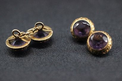 null Pair of yellow gold cufflinks decorated with purple stones. PB: 4,42 grs