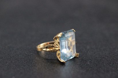 null Yellow gold ring set with an aquamarine. PB: 7 grs 