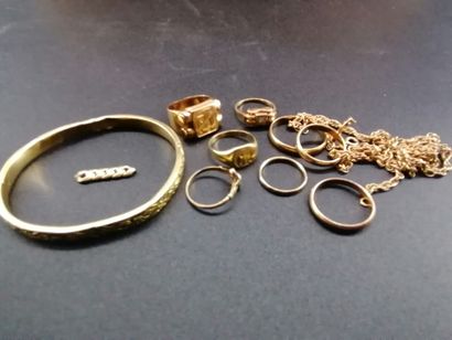 null Lot de bijoux en or jaune comprenant bracelet, bagues, chevalière, chaîne. PB:...