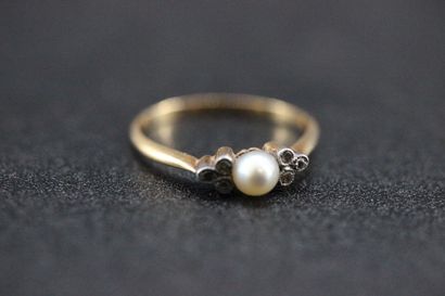 null 2 rings in yellow gold decorated with a brilliant and pearls. PB: 3,24 grs