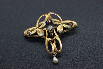 null Brooch in yellow gold with a central brilliant and 2 small pink stones. PB:...