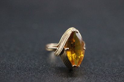null Yellow gold navette ring with a citrine. PB: 4,44 grs