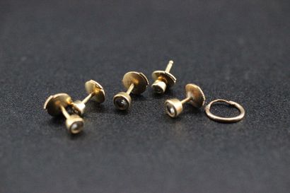 null 5 ear studs in yellow gold decorated with small diamonds. PB: 5 grs 